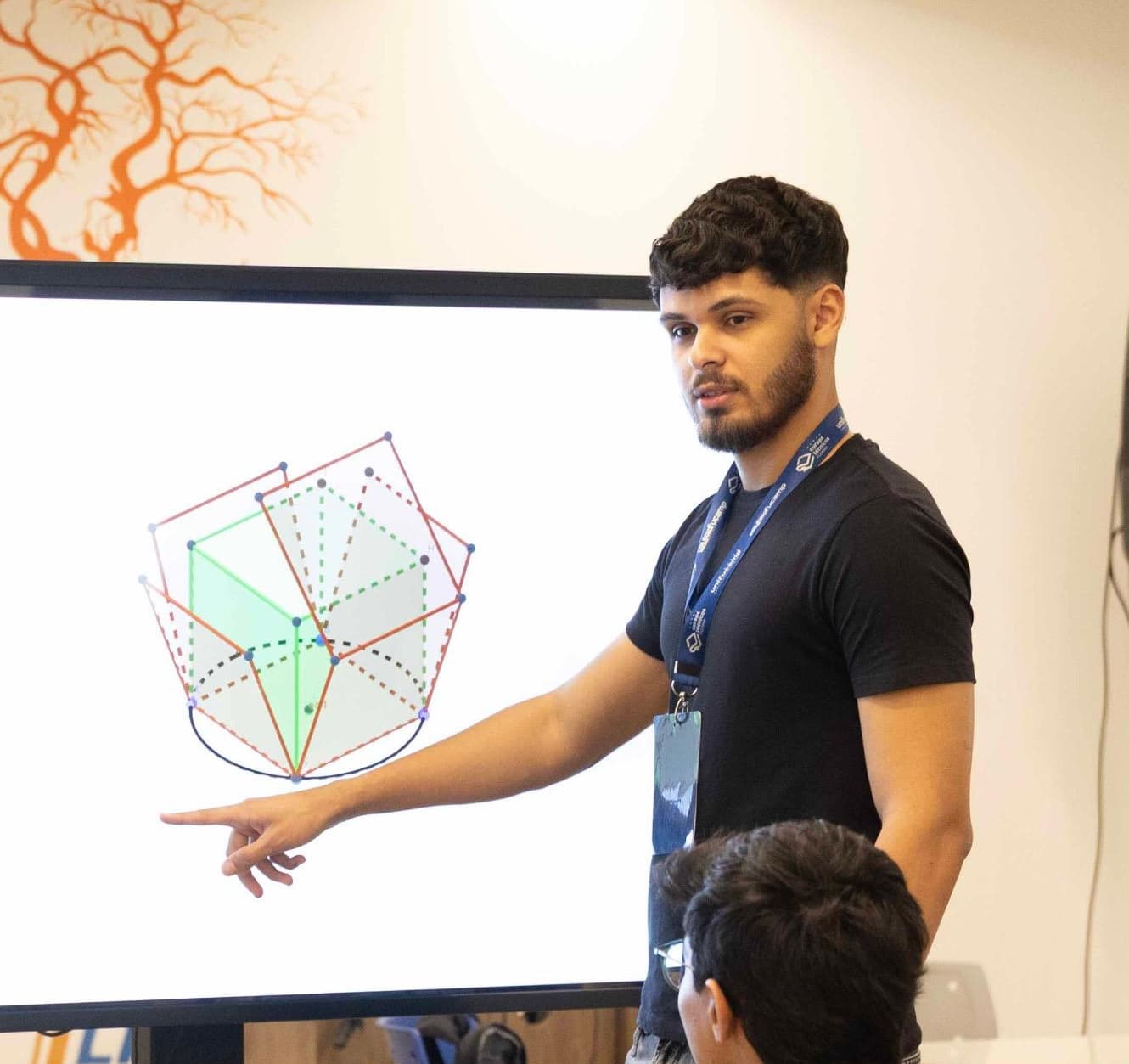 Prof. Lucas Gomes ensinando